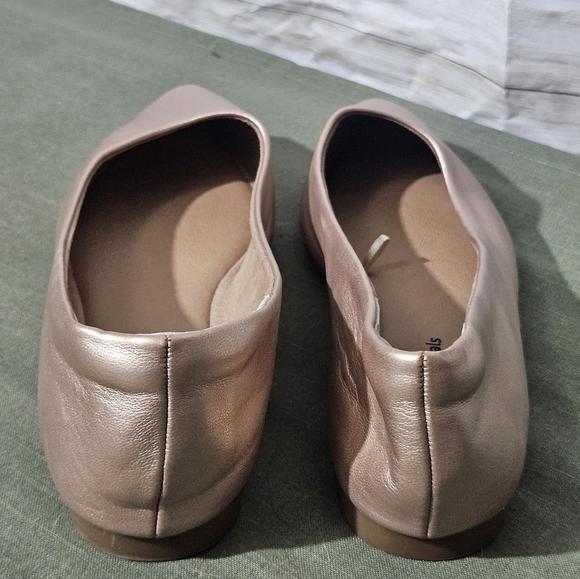 Amazon Essentials Women's Rose Gold Flats Size 6.5 - Picture 11 of 11